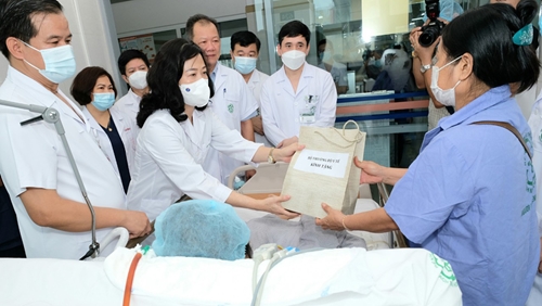 Bệnh viện Bạch Mai đề xuất xin dừng thí điểm tự chủ toàn diện